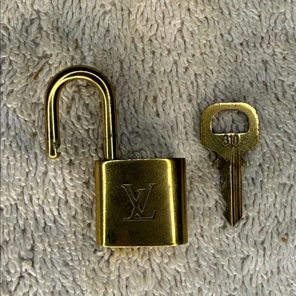 Louis Vuitton Brass '310' Padlock in Goldtone with Goldtone Key [||] - Picture 3 of 4
